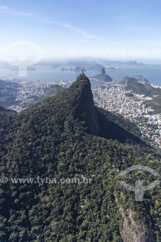 Vista aérea do Cristo Redentor com o Pão de Açúcar ao fundo - Rio de Janeiro - Rio de Janeiro (RJ) - Brasil