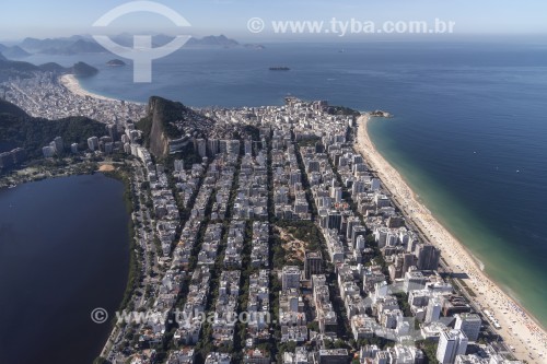 Vista aérea do bairro de Ipanema com a Lagoa Rodrigo de Freitas à esquerda e Copacabana ao fundo - Rio de Janeiro - Rio de Janeiro (RJ) - Brasil