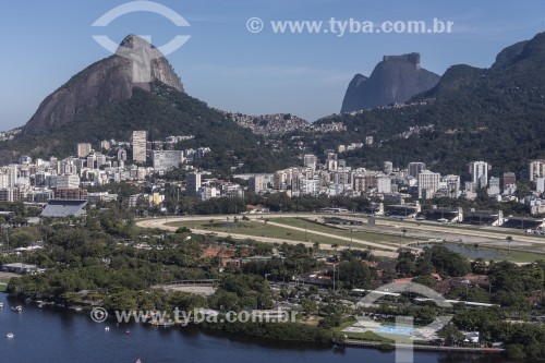 Vista aérea do Hipódromo da Gávea com Morro Dois Irmãos e Pedra da Gávea ao fundo - Rio de Janeiro - Rio de Janeiro (RJ) - Brasil