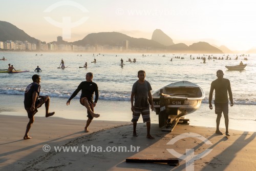 Pescadores entrando no Mar - Colônia de Pescadores na Praia de Copacabana - Pão de Açúcar ao fundo - Rio de Janeiro - Rio de Janeiro (RJ) - Brasil