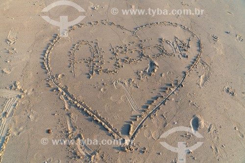 Desenho de coração feita na areia da Praia de Copacabana - Rio de Janeiro - Rio de Janeiro (RJ) - Brasil