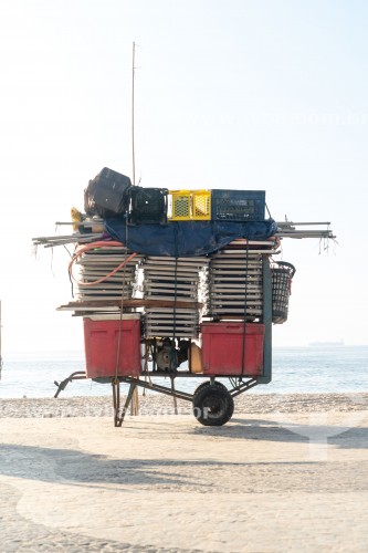 Detalhe de carrinho de burro-sem-rabo com cadeiras de praia na orla da Praia de Copacabana - Rio de Janeiro - Rio de Janeiro (RJ) - Brasil