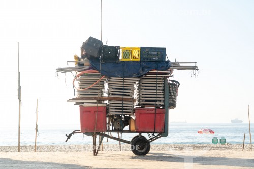 Detalhe de carrinho de burro-sem-rabo com cadeiras de praia na orla da Praia de Copacabana - Rio de Janeiro - Rio de Janeiro (RJ) - Brasil