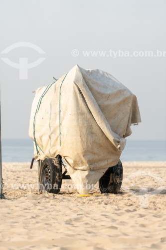 Detalhe de carrinho de burro-sem-rabo com  material coberto com lona na Praia do Leme - Rio de Janeiro - Rio de Janeiro (RJ) - Brasil