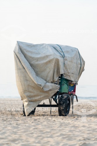 Detalhe de carrinho de burro-sem-rabo com  material coberto com lona na Praia do Leme - Rio de Janeiro - Rio de Janeiro (RJ) - Brasil