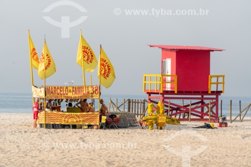 Barraca de comércio e guarita de salva-vidas na Praia de Copacabana  - Rio de Janeiro - Rio de Janeiro (RJ) - Brasil