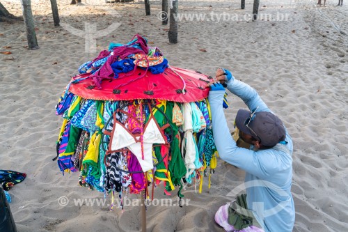 Guarda-sol improvisado como display para venda de biquinis na Praia de Copacabana - Rio de Janeiro - Rio de Janeiro (RJ) - Brasil