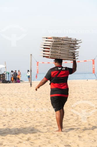 Trabalhador carregando cadeiras de praia para aluguel - Rio de Janeiro - Rio de Janeiro (RJ) - Brasil