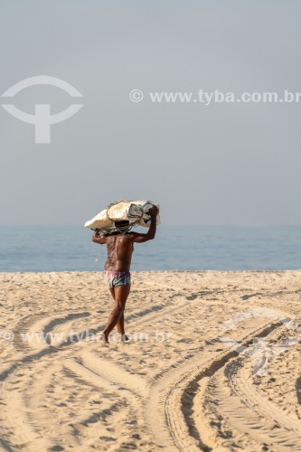 Trabalhador carregando lona de barraca - Rio de Janeiro - Rio de Janeiro (RJ) - Brasil