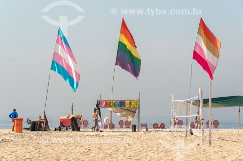 Bandeiras com as cores do Arco Íris, símbolo do movimento LGBTQIA+ - Praia de Copacabana - Rio de Janeiro - Rio de Janeiro (RJ) - Brasil