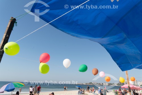 Detalhe de barraca de comércio na orla da Praia de Copacabana com decoração de balões - Rio de Janeiro - Rio de Janeiro (RJ) - Brasil