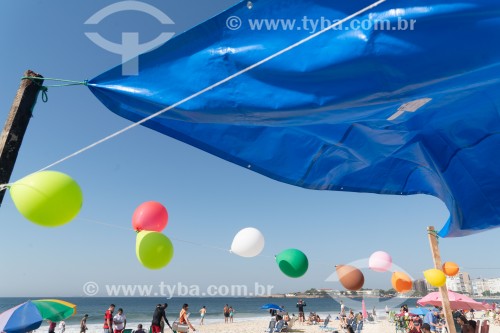 Detalhe de barraca de comércio na orla da Praia de Copacabana com decoração de balões - Rio de Janeiro - Rio de Janeiro (RJ) - Brasil