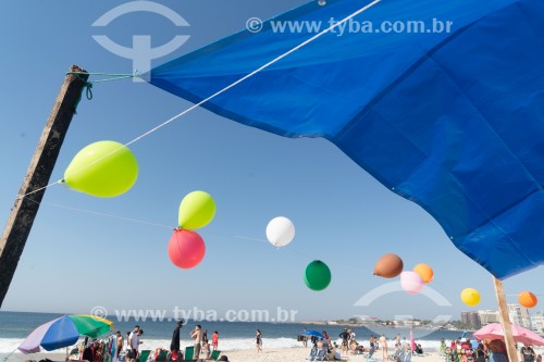 Detalhe de barraca de comércio na orla da Praia de Copacabana com decoração de balões - Rio de Janeiro - Rio de Janeiro (RJ) - Brasil