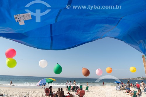 Detalhe de barraca de comércio na orla da Praia de Copacabana com decoração de balões - Rio de Janeiro - Rio de Janeiro (RJ) - Brasil