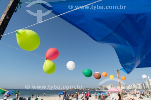 Detalhe de barraca de comércio na orla da Praia de Copacabana com decoração de balões - Rio de Janeiro - Rio de Janeiro (RJ) - Brasil