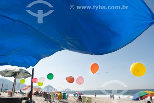 Detalhe de barraca de comércio na orla da Praia de Copacabana com decoração de balões - Rio de Janeiro - Rio de Janeiro (RJ) - Brasil