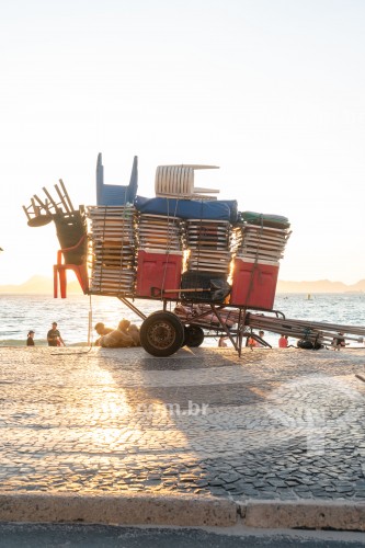 Detalhe de carrinho de burro-sem-rabo com cadeiras de praia na orla da Praia de Copacabana - Rio de Janeiro - Rio de Janeiro (RJ) - Brasil