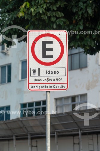 Placa de sinalização de vaga para idoso na Avenida Atlântica - Rio de Janeiro - Rio de Janeiro (RJ) - Brasil