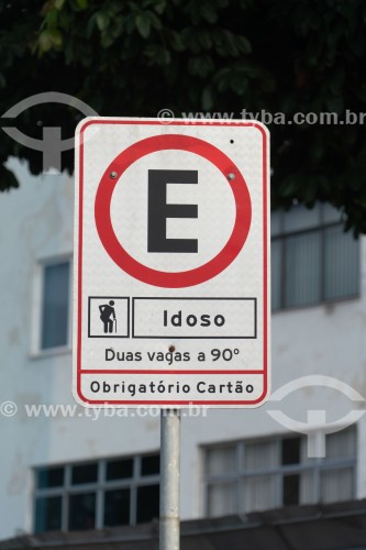 Placa de sinalização de vaga para idoso na Avenida Atlântica - Rio de Janeiro - Rio de Janeiro (RJ) - Brasil