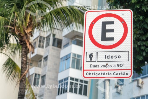 Placa de sinalização de vaga para idoso na Avenida Atlântica - Rio de Janeiro - Rio de Janeiro (RJ) - Brasil