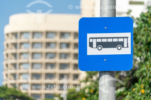 Placa de sinalização de ponto de ônibus na Avenida Atlântica - Rio de Janeiro - Rio de Janeiro (RJ) - Brasil