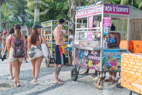 Carrinhos de comércio ambulante de açaí e pastel no Arpoador - Rio de Janeiro - Rio de Janeiro (RJ) - Brasil