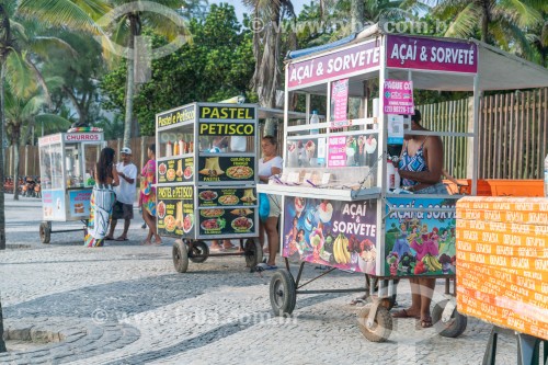 Carrinhos de comércio ambulante de açaí e pastel no Arpoador - Rio de Janeiro - Rio de Janeiro (RJ) - Brasil