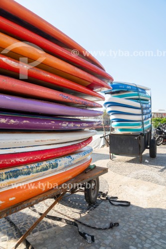 Pranchas de stand up paddle em carrinho de burro-sem-rabo no calçadão da Praia de Copacabana - Rio de Janeiro - Rio de Janeiro (RJ) - Brasil