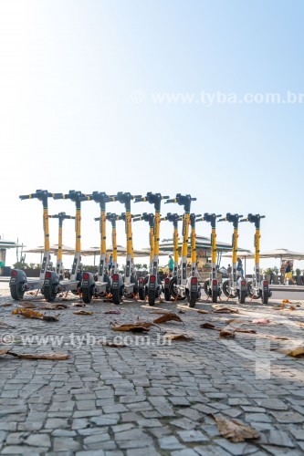 Patinetes elétricos para aluguel no calçadão da Praia de Copacabana - Rio de Janeiro - Rio de Janeiro (RJ) - Brasil