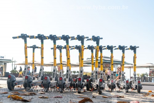 Patinetes elétricos para aluguel no calçadão da Praia de Copacabana - Rio de Janeiro - Rio de Janeiro (RJ) - Brasil