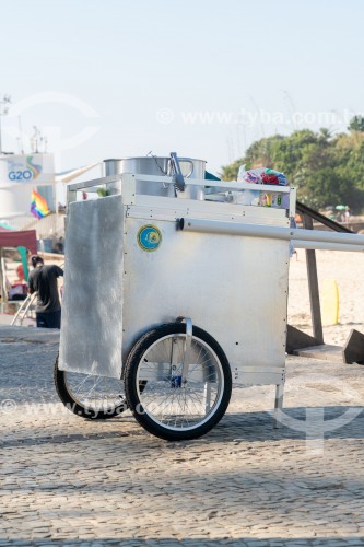 Vendedor ambulante de milho cozido no calçadão da Praia do Arpoador - Rio de Janeiro - Rio de Janeiro (RJ) - Brasil