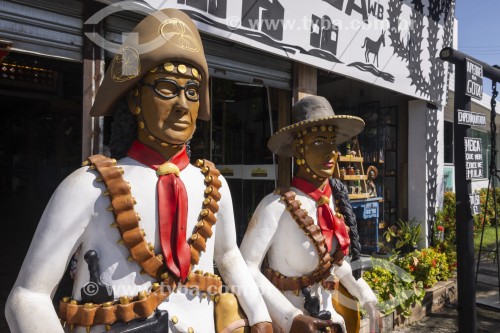 Estátua de cangaceiros perto de feira livre em Tambaú - João Pessoa - Paraíba (PB) - Brasil