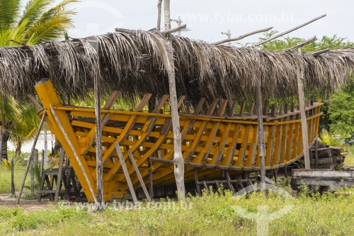 Fabricação de barco de pesca amarelo na praia de Miramar - Cabedelo - Paraíba (PB) - Brasil