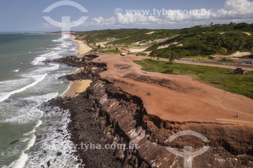 Foto feita com drone de falésia entre as Praias da Cancela e Praia do Amor - Tibau do Sul - Rio Grande do Norte (RN) - Brasil