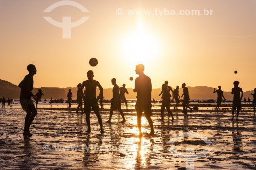 Banhistas jogando futebol (altinha) na orla do Distrito de Pipa - Tibau do Sul - Rio Grande do Norte (RN) - Brasil