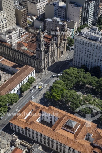 Vista aérea da Igreja de Nossa Senhora do Carmo (1770) - antiga Catedral do Rio de Janeiro - à esquerda - com a Igreja da Ordem Terceira do Carmo (século XVII) - à direita - Rio de Janeiro - Rio de Janeiro (RJ) - Brasil