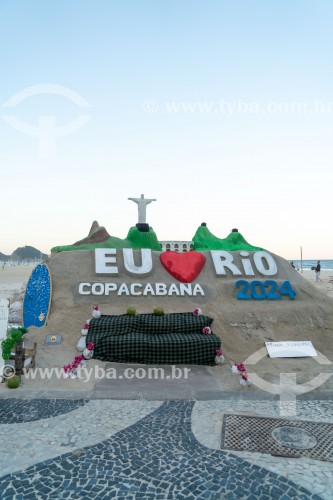 Escultura de areia do artista Rogean Rodrigues representando o Cristo Redentor -  Praia de Copacabana - Rio de Janeiro - Rio de Janeiro (RJ) - Brasil