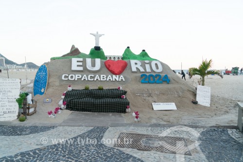 Escultura de areia do artista Rogean Rodrigues representando o Cristo Redentor -  Praia de Copacabana - Rio de Janeiro - Rio de Janeiro (RJ) - Brasil