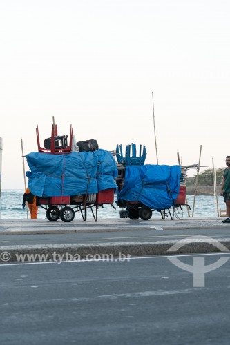 Detalhe de carrinho de burro-sem-rabo com cadeiras de praia na orla da Praia de Copacabana - Rio de Janeiro - Rio de Janeiro (RJ) - Brasil