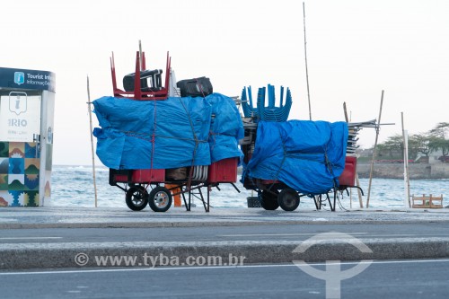 Detalhe de carrinho de burro-sem-rabo com cadeiras de praia na orla da Praia de Copacabana - Rio de Janeiro - Rio de Janeiro (RJ) - Brasil