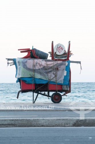 Detalhe de carrinho de burro-sem-rabo com cadeiras de praia na orla da Praia de Copacabana - Rio de Janeiro - Rio de Janeiro (RJ) - Brasil