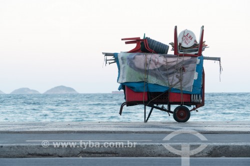 Detalhe de carrinho de burro-sem-rabo com cadeiras de praia na orla da Praia de Copacabana - Rio de Janeiro - Rio de Janeiro (RJ) - Brasil