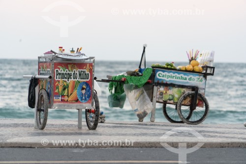 Vendedores ambulantes de milho verde e caipirinha e drinks  - Praia de Copacabana - Rio de Janeiro - Rio de Janeiro (RJ) - Brasil