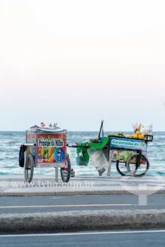 Vendedores ambulantes de milho verde e caipirinha e drinks  - Praia de Copacabana - Rio de Janeiro - Rio de Janeiro (RJ) - Brasil