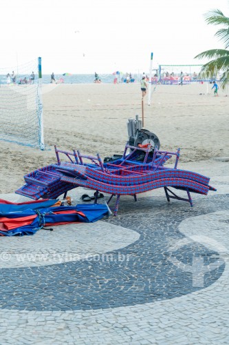 Espreguiçadeira e guarda-sol no calçadão da Praia de Copacabana - Rio de Janeiro - Rio de Janeiro (RJ) - Brasil