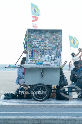 Carrocinha usada para venda de souvenirs na Praia de Copacabana - Rio de Janeiro - Rio de Janeiro (RJ) - Brasil