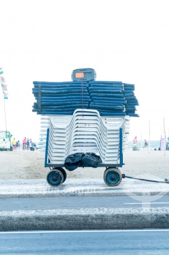 Detalhe de carrinho de burro-sem-rabo com cadeiras de praia na orla da Praia de Copacabana - Rio de Janeiro - Rio de Janeiro (RJ) - Brasil