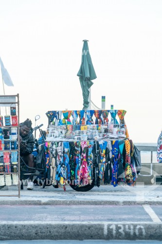 Carrocinha usada para venda de souvenirs na Praia de Copacabana - Rio de Janeiro - Rio de Janeiro (RJ) - Brasil