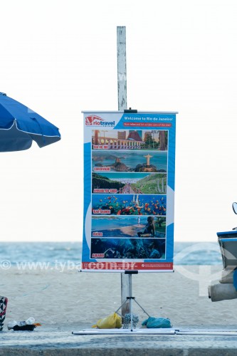 Cartaz de agência de turismo no calçadão da Praia de Copacabana - Rio de Janeiro - Rio de Janeiro (RJ) - Brasil