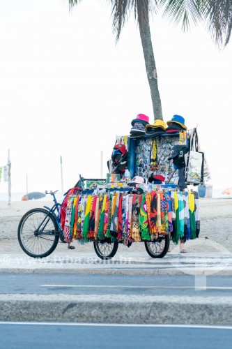 Carrocinha usada para venda de souvenirs na Praia de Copacabana - Rio de Janeiro - Rio de Janeiro (RJ) - Brasil